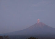 Gunung Semeru Kembali Erupsi Pagi Ini, Letusan 900 Meter di Atas Puncak :  PikirpediaNews