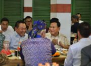 Prabowo Makan Bakso di Kedai Milik Dudung Abdurachman, Disambut Riuh Warga Cimahi :  PikirpediaNews