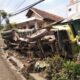 Truk Batu Split Terguling Timpa Rumah Warga di Parung Panjang :  PikirpediaMegapolitan